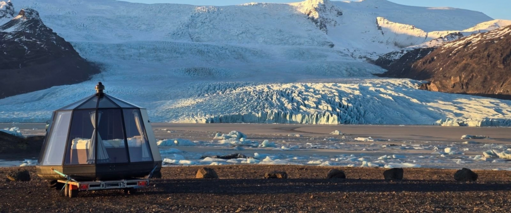 A picture showing the Fjallsárlón Glacier Lagoon Aurora Hut overlooking Fjallsárlón